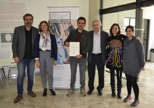 El proyecto premiado de Orriols junto con miembros del jurado.